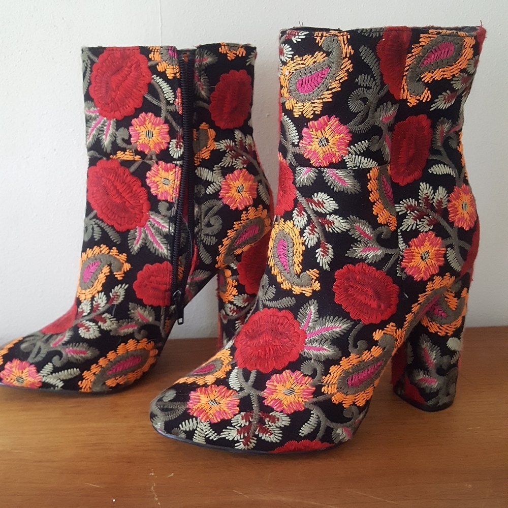 NWOT Just Fab Marguerite Chunk Heel Booties
